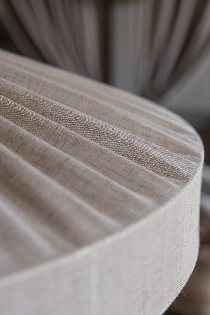 Alba Varjostin Ei Sisällä Ripustusta Ø78 Luonto kattovalaisin valmistajalta Alde & Lind - Beigen/luonnonv&auml;risen pellavakankaan ansiosta Alba-lampunvarjostin antaa hienostuneen ja elegantin ilmeen.