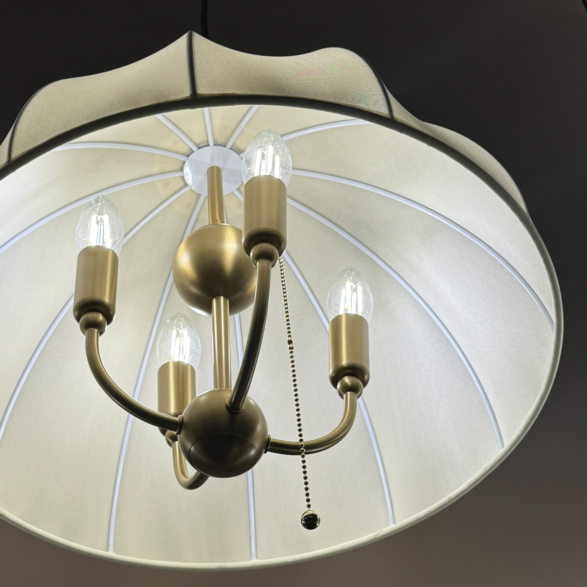 Crosby Ø45 Harjattu kulta kattovalaisin valmistajalta Elstead Lighting - Valaisin on valmistettu harjatusta kultaisesta metallista, ja siin&auml; on kaareva varjostin ohuesta, kevyest&auml; kankaasta, joka p&auml;&auml;st&auml;&auml; valon l&auml;pi hyvin.
