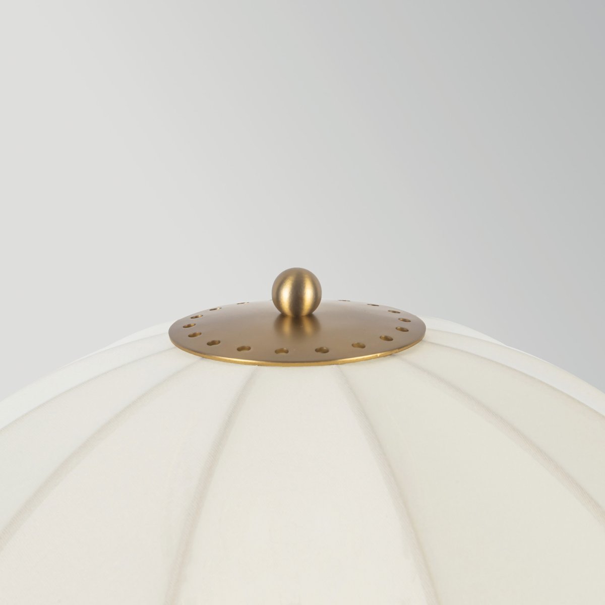Crosby 70cm Kermanvalkoinen pöytävalaisin valmistajalta Elstead Lighting - Muotoilu on saanut inspiraationsa klassisista aurinkovarjoista, ja sit&auml; t&auml;ydent&auml;&auml; ohuesta ja kevyest&auml; kankaasta valmistettu holvivarjostin.
