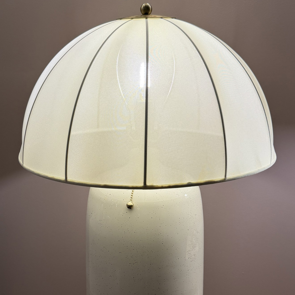 Crosby 70cm Kermanvalkoinen pöytävalaisin valmistajalta Elstead Lighting - Muotoilu on saanut inspiraationsa klassisista aurinkovarjoista, ja sit&auml; t&auml;ydent&auml;&auml; ohuesta ja kevyest&auml; kankaasta valmistettu holvivarjostin.