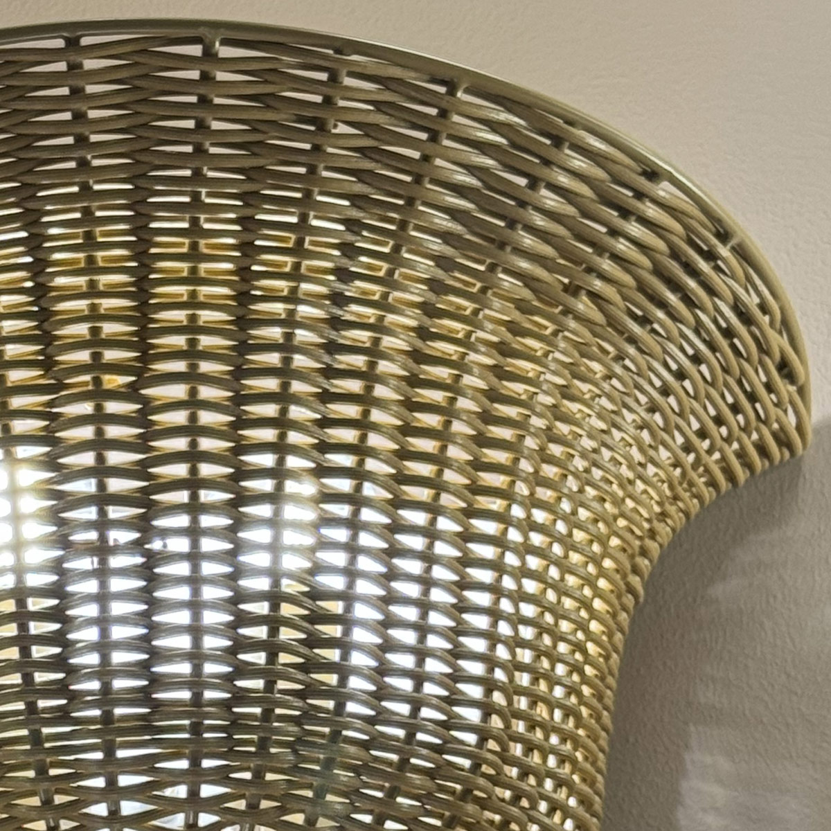 Kai 25cm Luonto seinävalaisin valmistajalta Elstead Lighting - Kai on koristeellinen sein&auml;valaisin, jossa yhdistyv&auml;t metalli ja rottingista valmistettu pajuvarjostin.