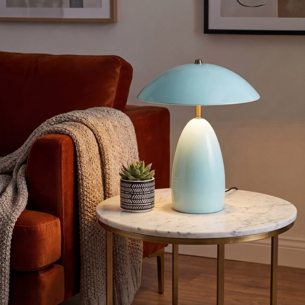 Poppy 35cm Vaaleansininen pöytävalaisin valmistajalta Elstead Lighting - Poppy on koristeellinen p&ouml;yt&auml;valaisin, jossa on pehme&auml;t muodot ja kiilt&auml;v&auml; varjostin yhdistettyn&auml; messingist&auml; tehtyihin yksityiskohtiin.