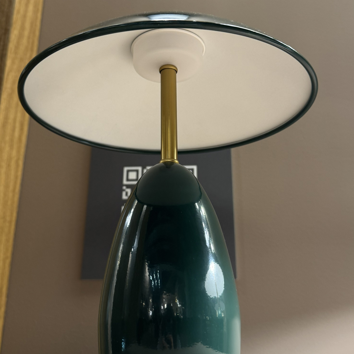 Poppy 35cm Vihreä pöytävalaisin valmistajalta Elstead Lighting - Poppy on koristeellinen p&ouml;yt&auml;valaisin, jossa on pehme&auml;t muodot ja syv&auml;n tummanvihre&auml; v&auml;ri yhdistettyn&auml; messingist&auml; tehtyihin yksityiskohtiin.