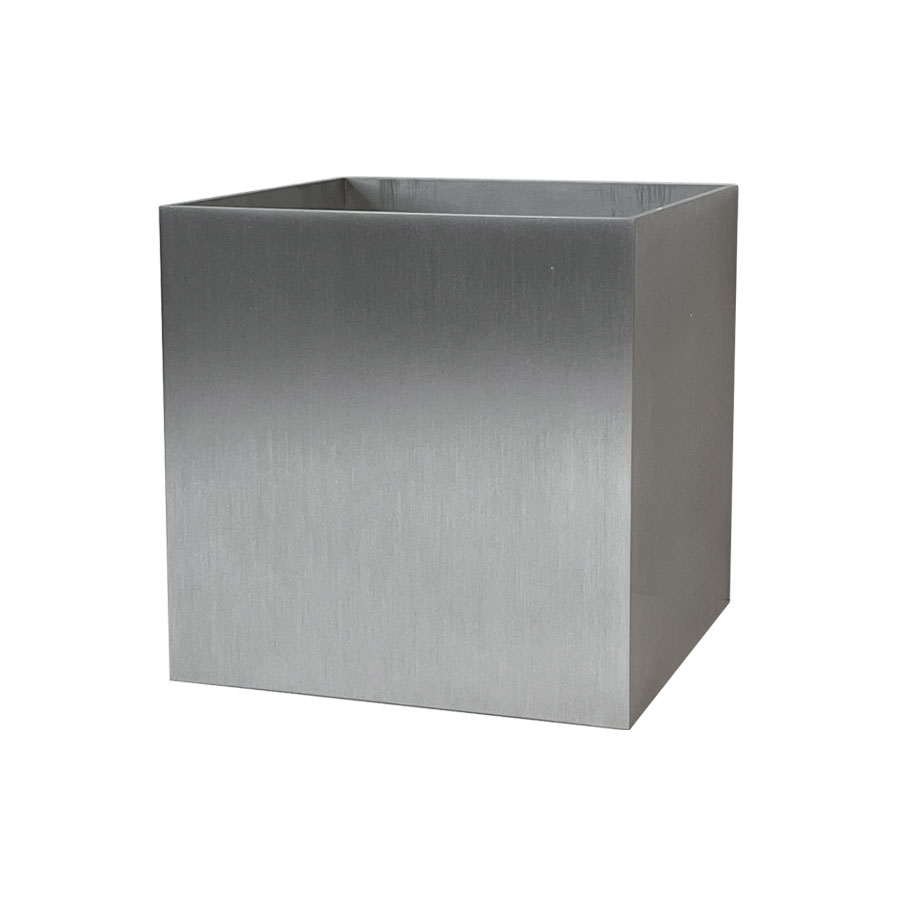 Alu Box 12cm Alumiini seinävalaisin valmistajalta Lampan - Ainutlaatuinen muotoilu luo kauniin yl&ouml;s- ja alasp&auml;in suuntautuvan valon, joka lankeaa pehme&auml;sti sein&auml;&auml; vasten ja antaa huoneelle miellytt&auml;v&auml;n ja kutsuvan tunnelman.