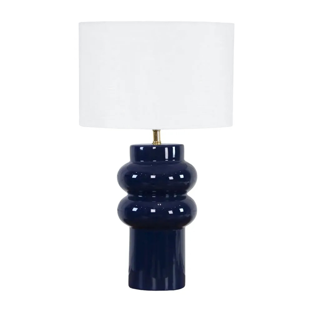 Anelli 56cm Sininen pöytävalaisin valmistajalta Nordic Lighting - Anelli&nbsp;-p&ouml;yt&auml;valaisin, jossa on sininen, kiilt&auml;v&auml; keraaminen jalusta ja valkoinen pellavavarjostin, on elegantti ja moderni sisustuselementti.
