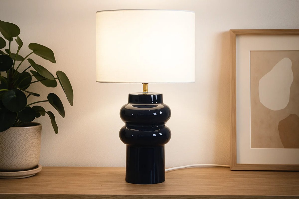Anelli 56cm Sininen pöytävalaisin valmistajalta Nordic Lighting - Anelli&nbsp;-p&ouml;yt&auml;valaisin, jossa on sininen, kiilt&auml;v&auml; keraaminen jalusta ja valkoinen pellavavarjostin, on elegantti ja moderni sisustuselementti.
