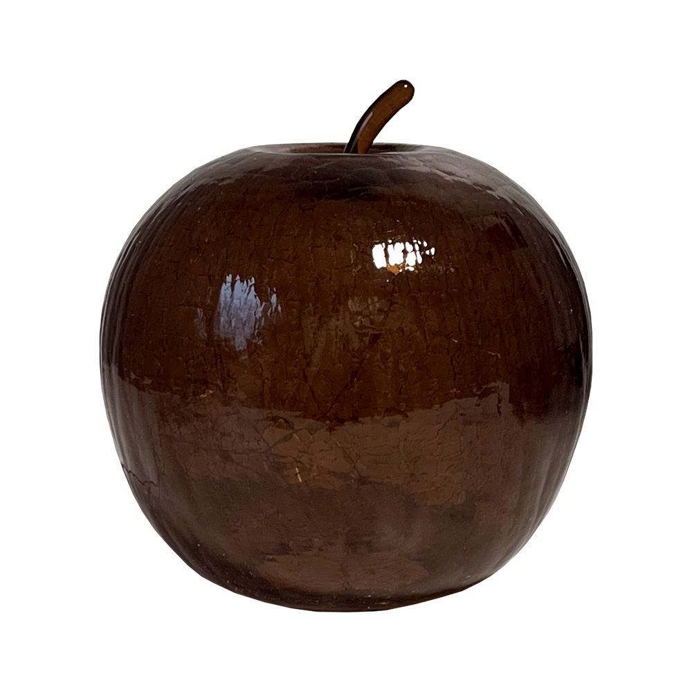 Äpple 22cm Ruskea pöytävalaisin valmistajalta Pixie Design - Valaisin on IP20-luokiteltu ja sopii sis&auml;k&auml;ytt&ouml;&ouml;n, ja adapteri sis&auml;ltyy toimitukseen.