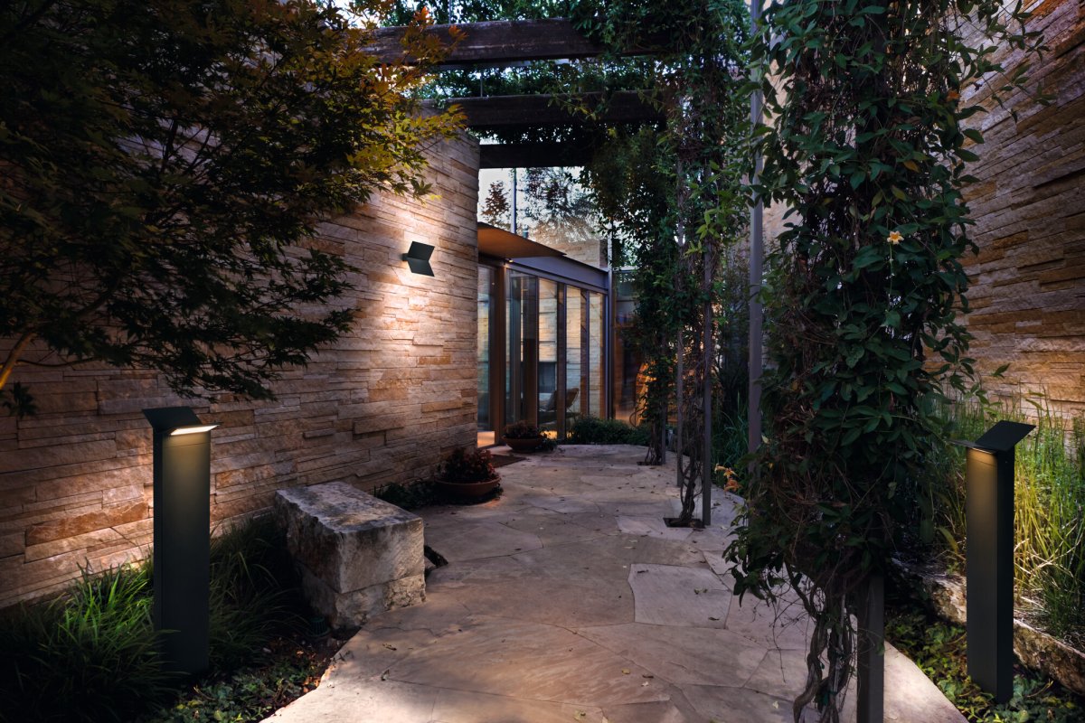 Bat Tumman harmaa ulkovalo valmistajalta Ledvance - Bat&nbsp;&auml;r idealisk f&ouml;r att framh&auml;va din fasad eller uteplats och ger en unik och stilfull belysning f&ouml;r b&aring;de privata och offentliga milj&ouml;er.