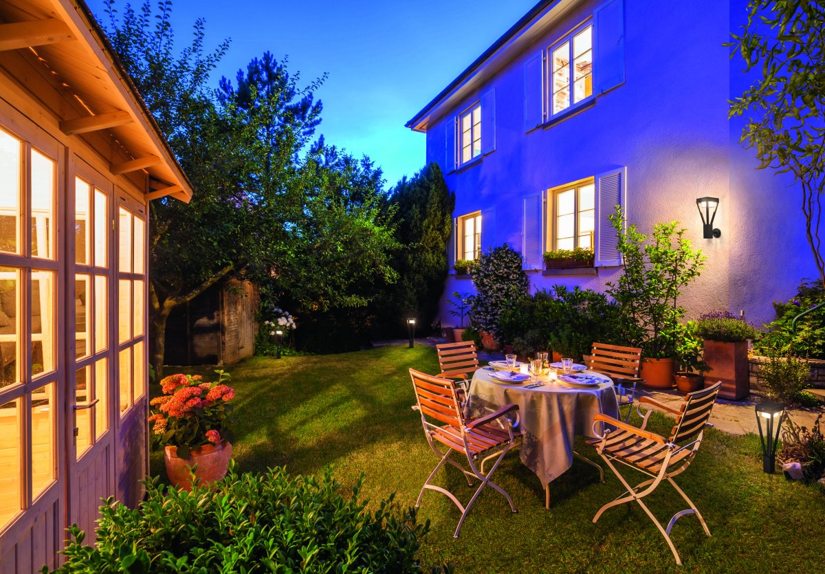 Bouquet Sensor Musta aurinkokennolamppu valmistajalta Ledvance - Sisäänrakennettu PIR-liiketunnistin ja päivänvalotunnistin syttyvät automaattisesti, kun pimeässä on liikettä, mikä takaa sekä turvallisuuden että energiatehokkuuden.