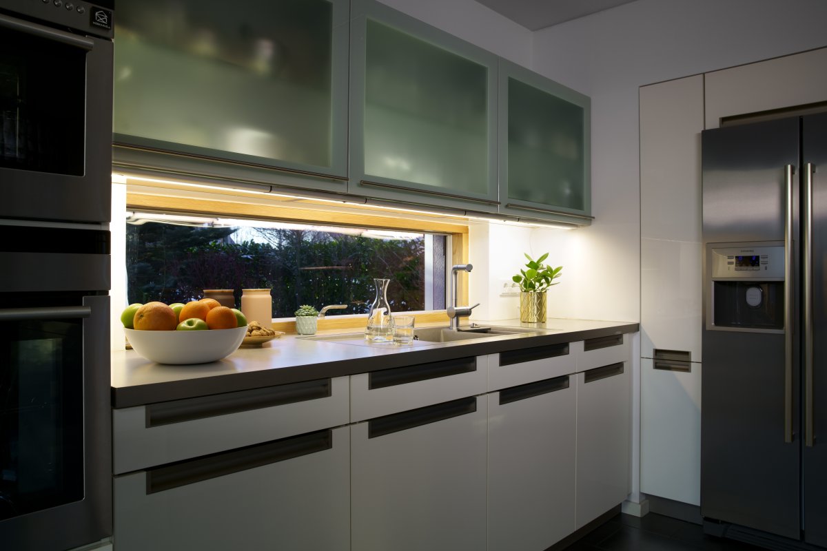 Flat Sensor 12W 4000K 53cm Hopea valmistajalta Ledvance - Lamppu ruuvataan kiinni ja liitet&auml;&auml;n sitten mukana toimitetulla kaapelilla ja pistokkeella.