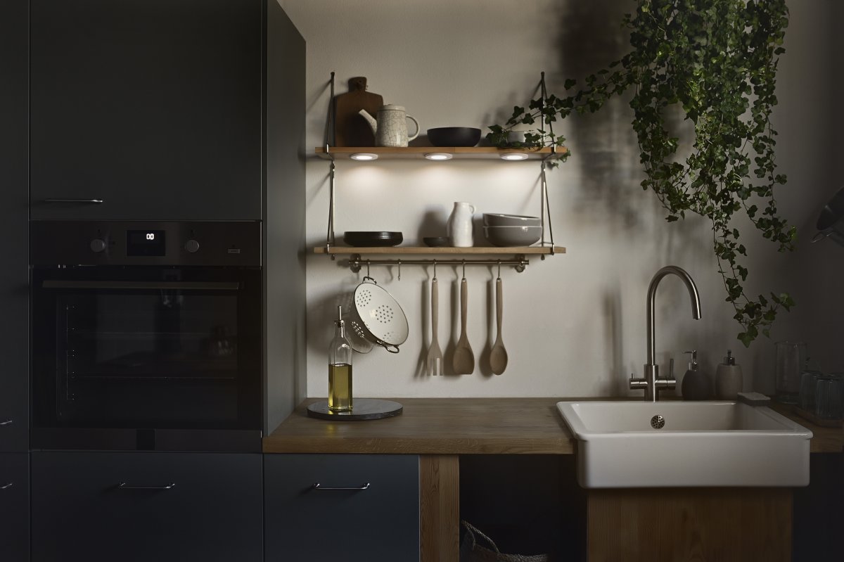 Spot Magnet 8,5W Valkoinen valmistajalta Ledvance - Fr&aring;n dimmern g&aring;r sedan en sladd p&aring; 1,5m som avslutas med en stickkontakt f&ouml;r v&auml;gguttag.