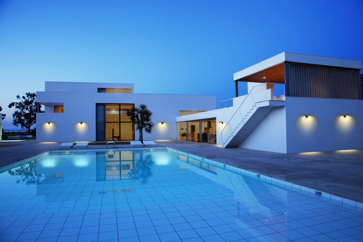 Glow Sensor Tumman harmaa aurinkokennolamppu valmistajalta Ledvance - Glow Sensor on tyylikäs ja aurinkoenergialla toimiva julkisivuvalaisin, jossa yhdistyvät älykäs toiminto ja moderni muotoilu.