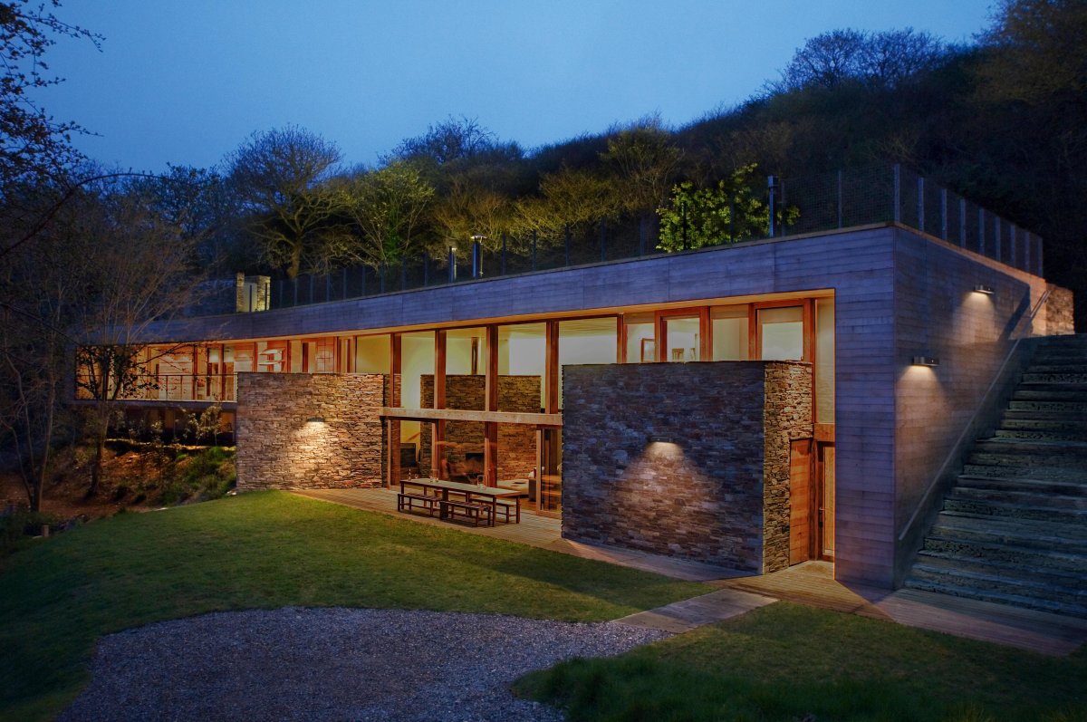 Oval Sensor 4000K Musta aurinkokennolamppu valmistajalta Ledvance - Oval Sensor on tyylik&auml;s ja aurinkoenergialla toimiva julkisivuvalaisin, jossa yhdistyv&auml;t &auml;lyk&auml;s toiminto ja moderni muotoilu.