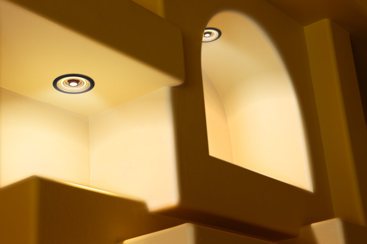 Decor Filament Halo 7W Alumiini valmistajalta Ledvance - Valokeila on tv&aring; erilaisia valaistuspisteit&auml;, pieni kohdevalo keskell&auml; ja koristeellinen ympyr&auml; sen ymp&auml;rill&auml;.