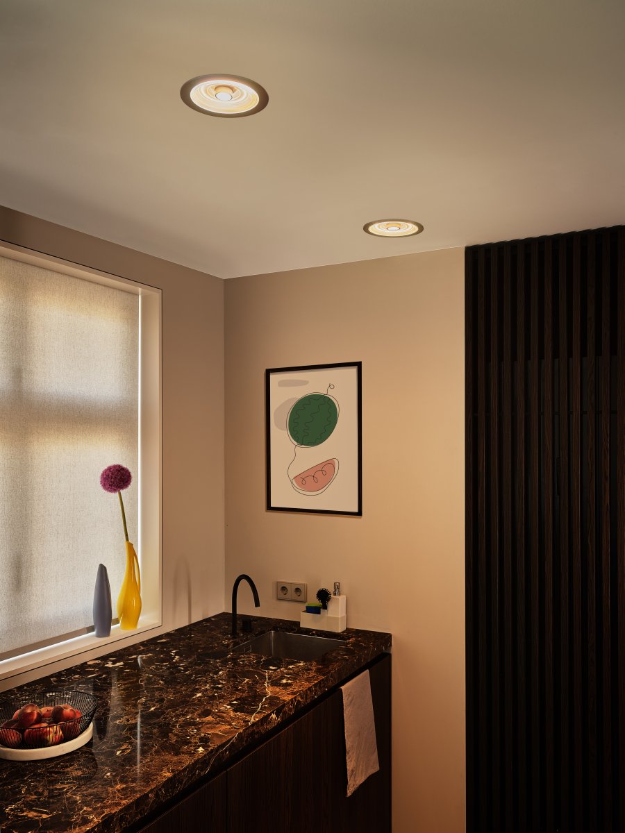 Decor Filament Halo 7W Alumiini valmistajalta Ledvance - Valokeila on tv&aring; erilaisia valaistuspisteit&auml;, pieni kohdevalo keskell&auml; ja koristeellinen ympyr&auml; sen ymp&auml;rill&auml;.