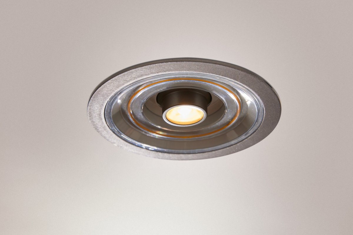 Decor Filament Halo 7W Alumiini valmistajalta Ledvance - Valokeila on tv&aring; erilaisia valaistuspisteit&auml;, pieni kohdevalo keskell&auml; ja koristeellinen ympyr&auml; sen ymp&auml;rill&auml;.