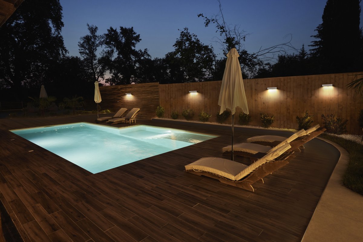 Bricklume Sensor Valkoinen aurinkokennolamppu valmistajalta Ledvance - Bricklume Sensor on tyylik&auml;s ja aurinkoenergialla toimiva julkisivuvalaisin, jossa yhdistyv&auml;t &auml;lyk&auml;s toiminto ja moderni muotoilu.