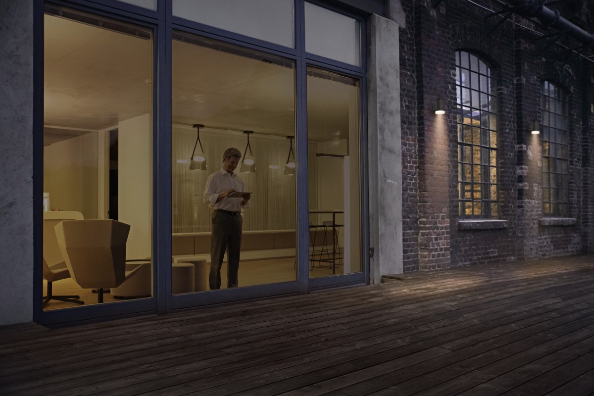 Oxford Tumman harmaa aurinkokennolamppu valmistajalta Ledvance - Oxford on tyylikäs ja aurinkoenergialla toimiva julkisivuvalaisin, jossa yhdistyvät älykäs toiminto ja moderni muotoilu.