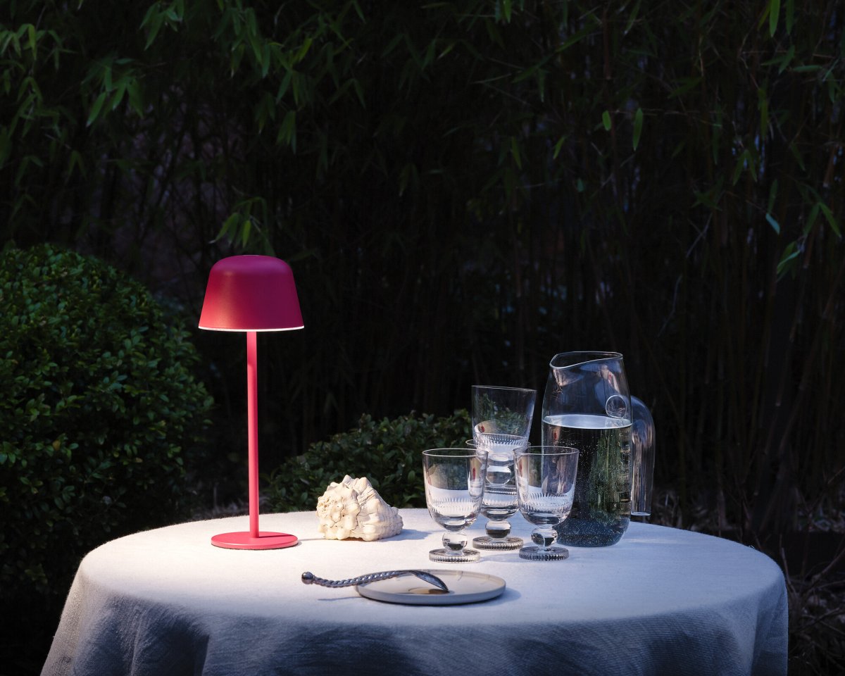 Table USB 30cm Magenta Siirrettävä valmistajalta Ledvance - Table USB on tyylikäs ja käytännöllinen pöytävalaisin, jossa on kosketusanturi sytytystä/sammutusta varten.