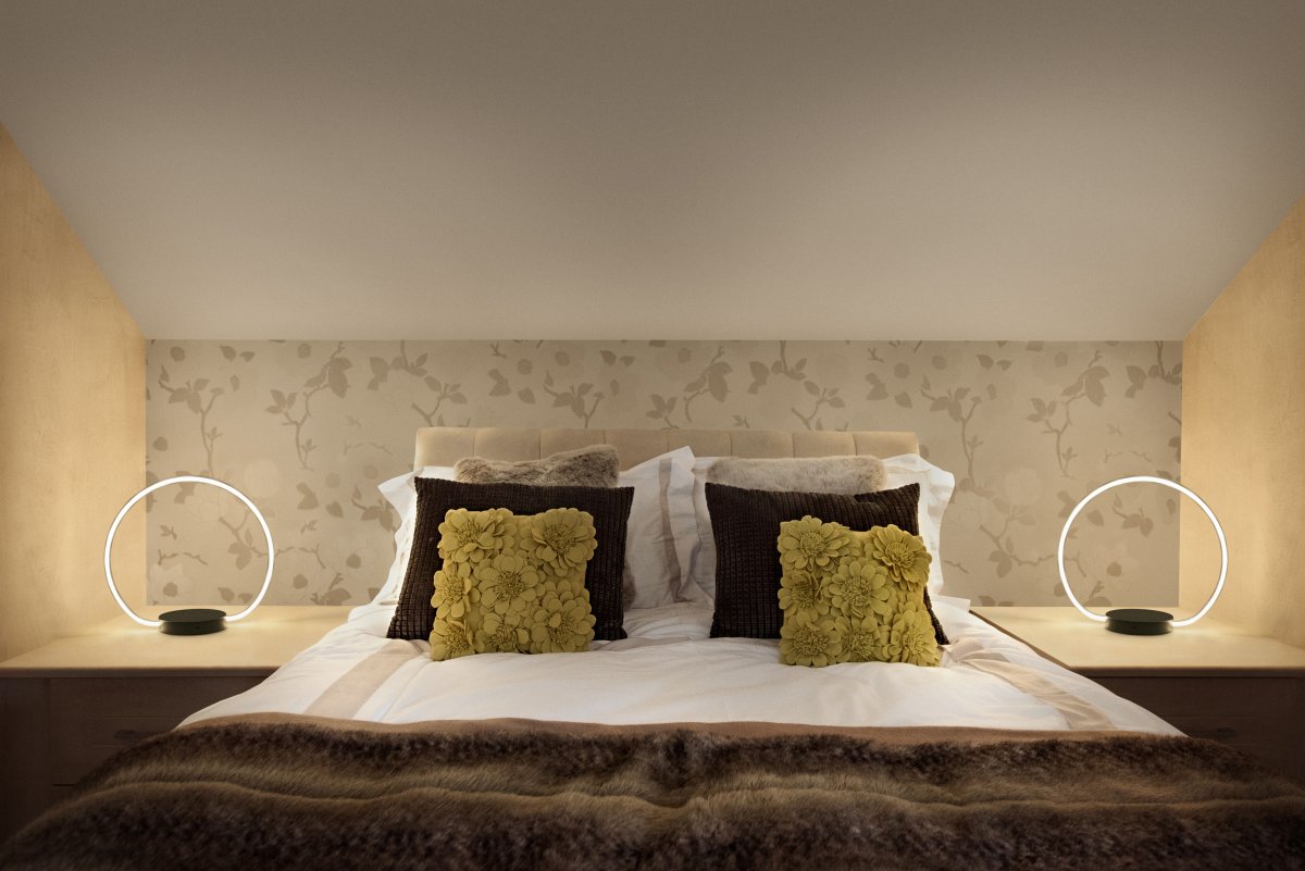 Aura 35cm Musta pöytävalaisin valmistajalta Ledvance - Lampan &auml;r 3 stegs dimbar med touch-str&ouml;mbrytaren p&aring; lampfoten s&aring; du kan justera ljusstyrkan efter behov.