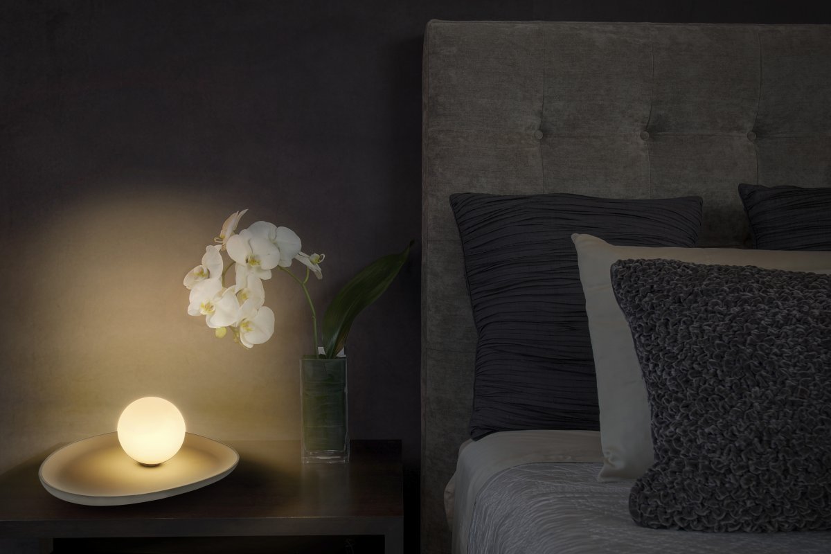 Concrete Nest 14cm Harmaa pöytävalaisin valmistajalta Ledvance - Glaskupan i opal som omfamnar ljusk&auml;llan skapar ett fint och bl&auml;ndfritt ljus i rummet.