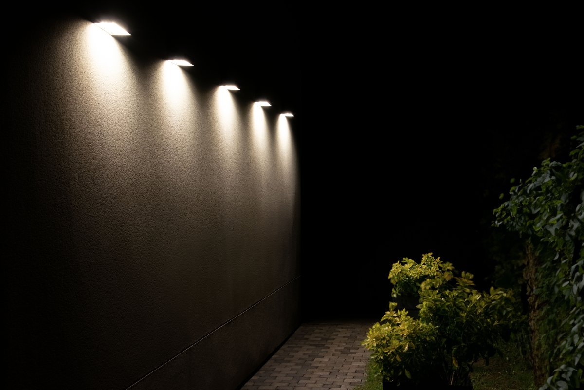 Bricklume Sensor Tumman harmaa aurinkokennolamppu valmistajalta Ledvance - Bricklume Sensor on tyylikäs ja aurinkoenergialla toimiva julkisivuvalaisin, jossa yhdistyvät älykäs toiminto ja moderni muotoilu.