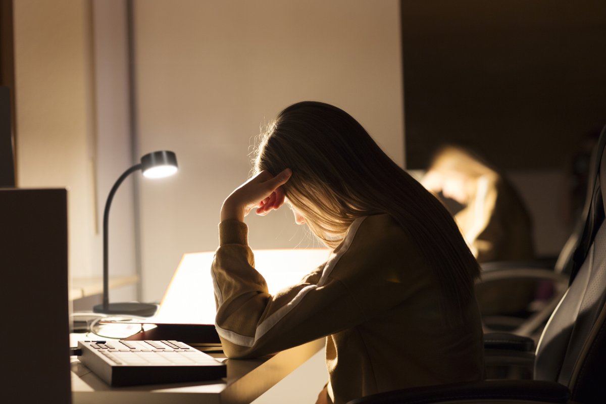 Office Cylinder 30cm Musta työpöytävalaisin valmistajalta Ledvance - B&aring;da ljusstyrkan och f&auml;rgtemperaturen g&aring;r att justera i tre steg med touchbrytaren p&aring; lampfoten.