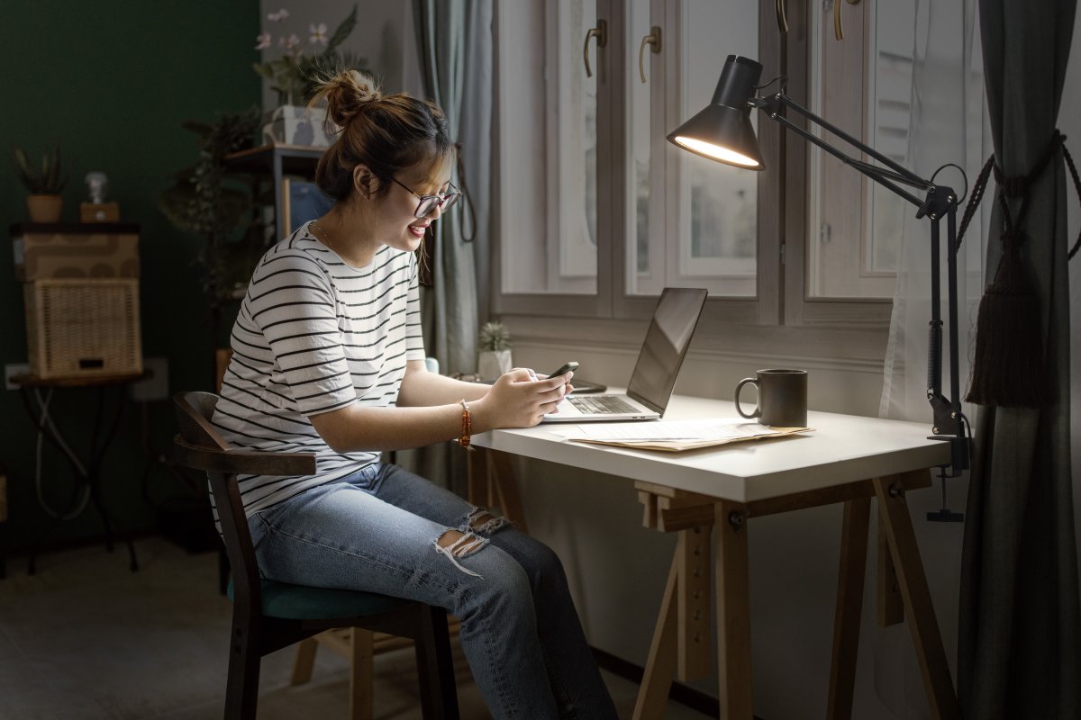 Office Retro Musta nipistinvalaisin valmistajalta Ledvance - Lampan ger ett varmvitt och starkt ljus p&aring; 900lm och 3000K, perfekt som arbets- och l&auml;slampa.