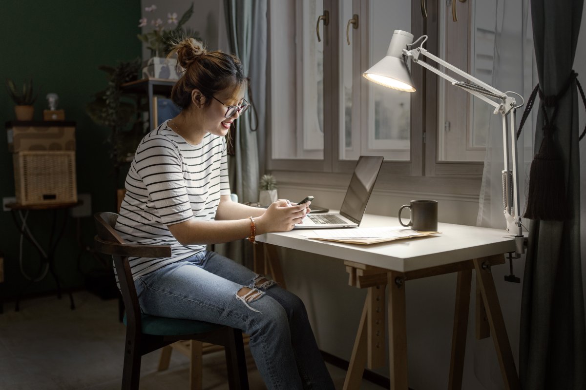 Office Retro Valkoinen nipistinvalaisin valmistajalta Ledvance - Lampan ger ett varmvitt och starkt ljus p&aring; 900lm och 3000K, perfekt som arbets- och l&auml;slampa.