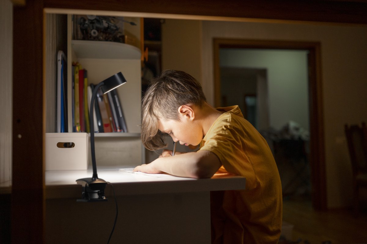 Office Cylinder Clip Musta nipistinvalaisin valmistajalta Ledvance - Levereras med 1m USB sladd som du kan koppla till en transformator, laptop eller dator f&ouml;r att lampan ska f&aring; el.