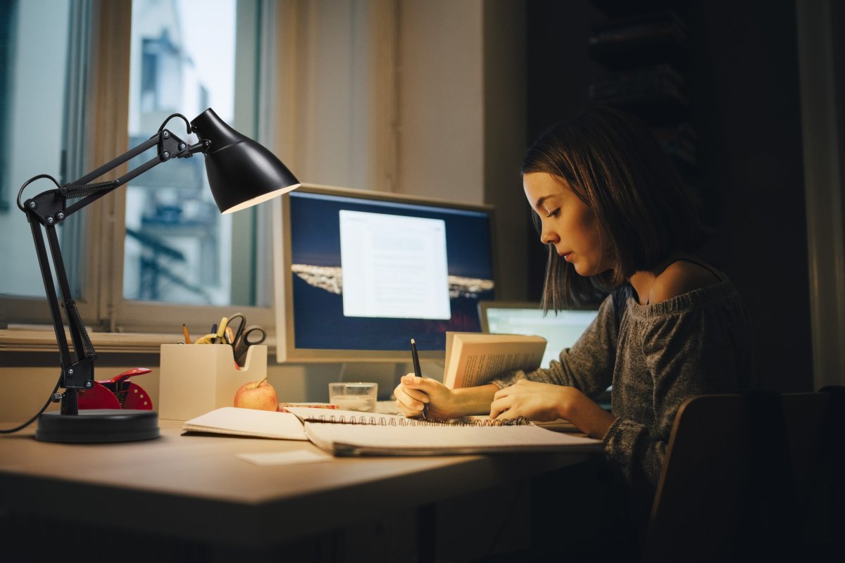 Office Pear 40cm Musta työpöytävalaisin valmistajalta Ledvance - Armen med tv&aring; leder g&aring;r att vinkla och justera i h&ouml;jd och sidled vilket g&ouml;r det till en flexibel lampa, ut&ouml;ver det har den en vridbar sk&auml;rm f&ouml;r individuell inst&auml;llning av ljuset.