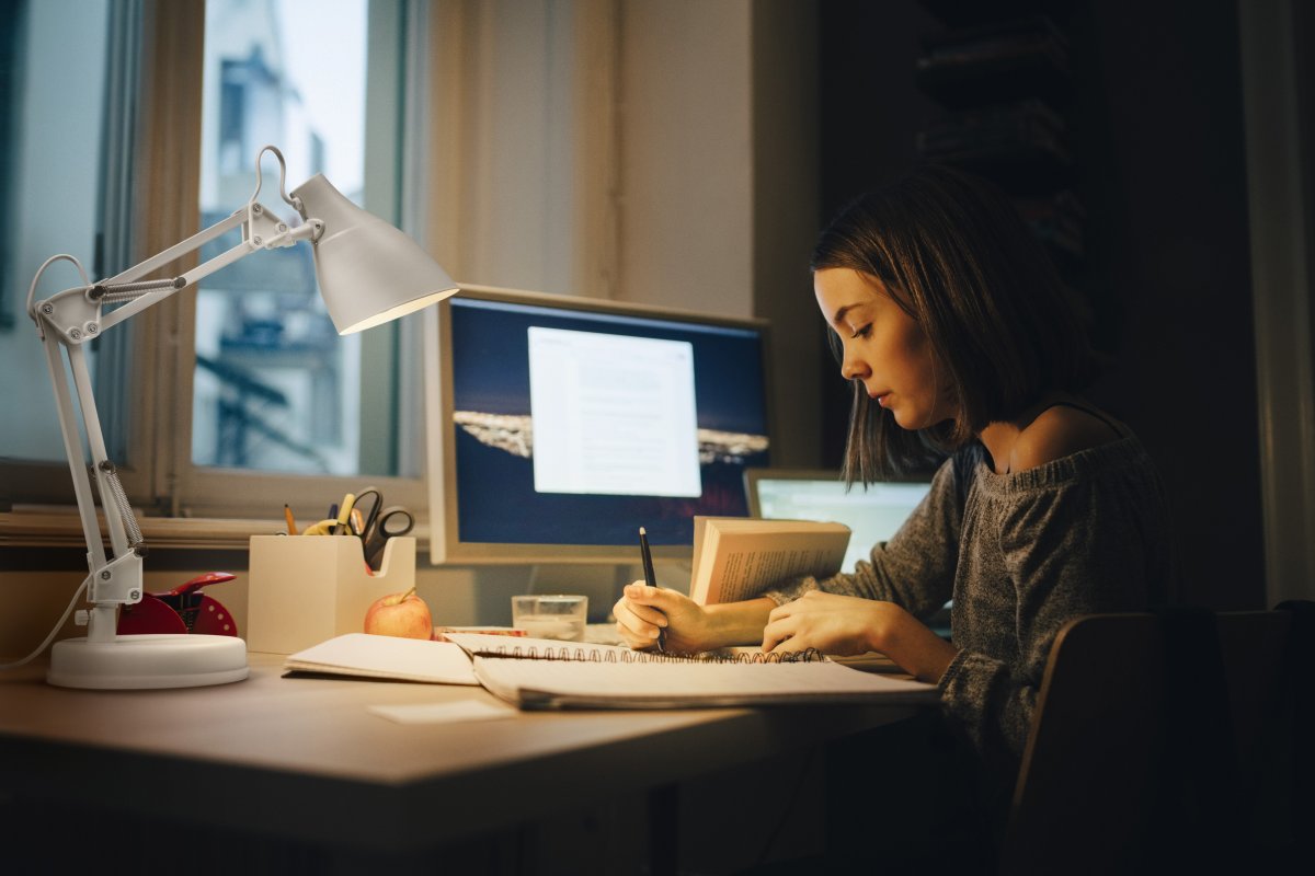 Office Pear 40cm Valkoinen työpöytävalaisin valmistajalta Ledvance - Armen med tv&aring; leder g&aring;r att vinkla och justera i h&ouml;jd och sidled vilket g&ouml;r det till en flexibel lampa, ut&ouml;ver det har den en vridbar sk&auml;rm f&ouml;r individuell inst&auml;llning av ljuset.