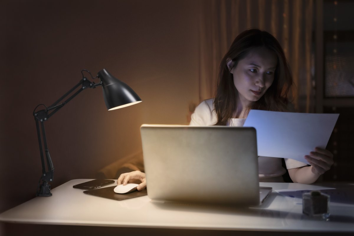 Office Pear Clip Musta nipistinvalaisin valmistajalta Ledvance - Armen med tv&aring; leder g&aring;r att vinkla och justera i h&ouml;jd och sidled vilket g&ouml;r det till en flexibel lampa, ut&ouml;ver det har den en vridbar sk&auml;rm f&ouml;r individuell inst&auml;llning av ljuset.