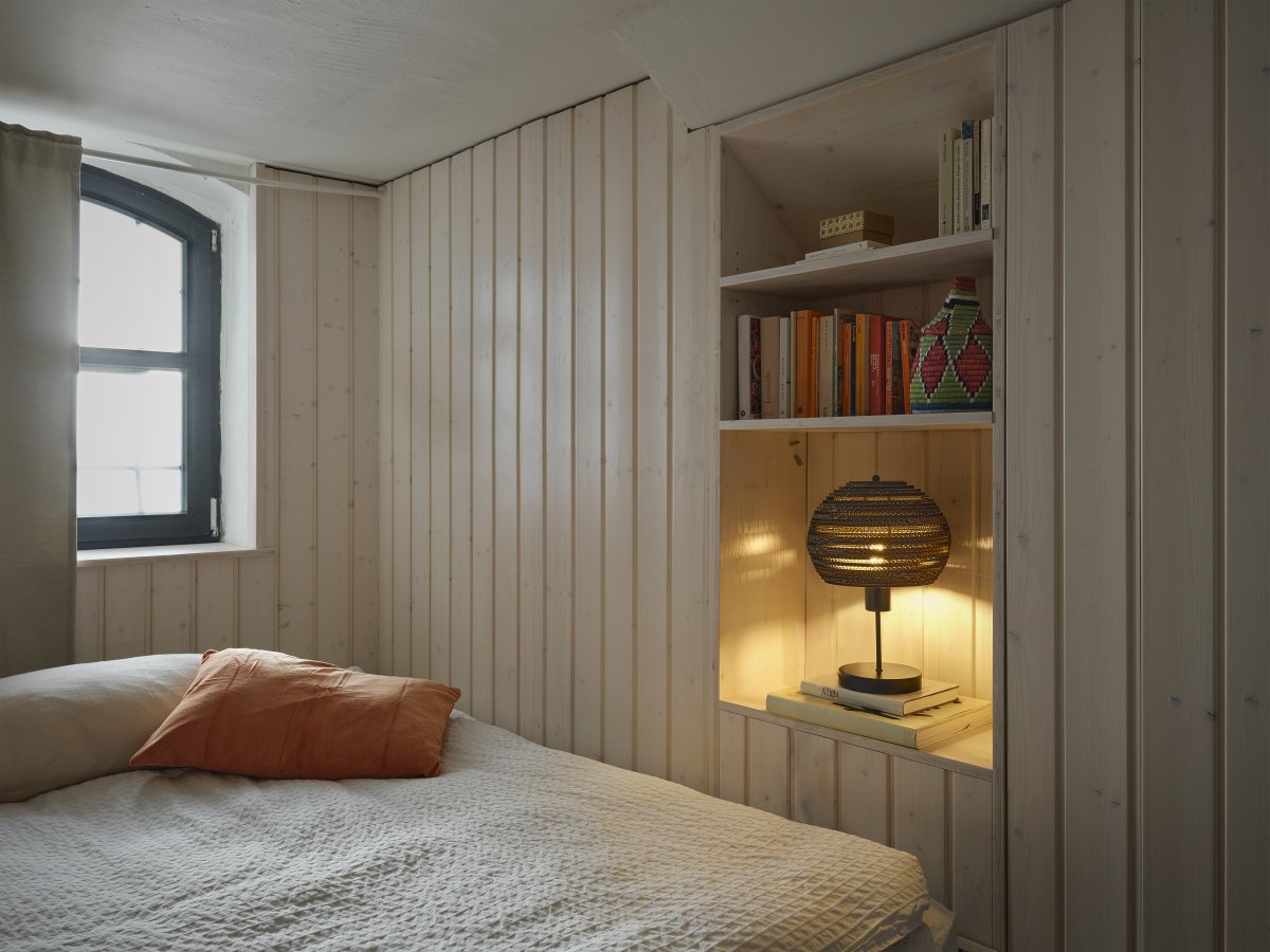 Cardboard Ball 38cm Ruskea pöytävalaisin valmistajalta Ledvance - Useista pahvikerroksista valmistettu n&auml;ytt&ouml; luo valaistuna huoneeseen kauniin valon leikin ja luo l&auml;mpim&auml;n ja luonnollisen tunnelman.