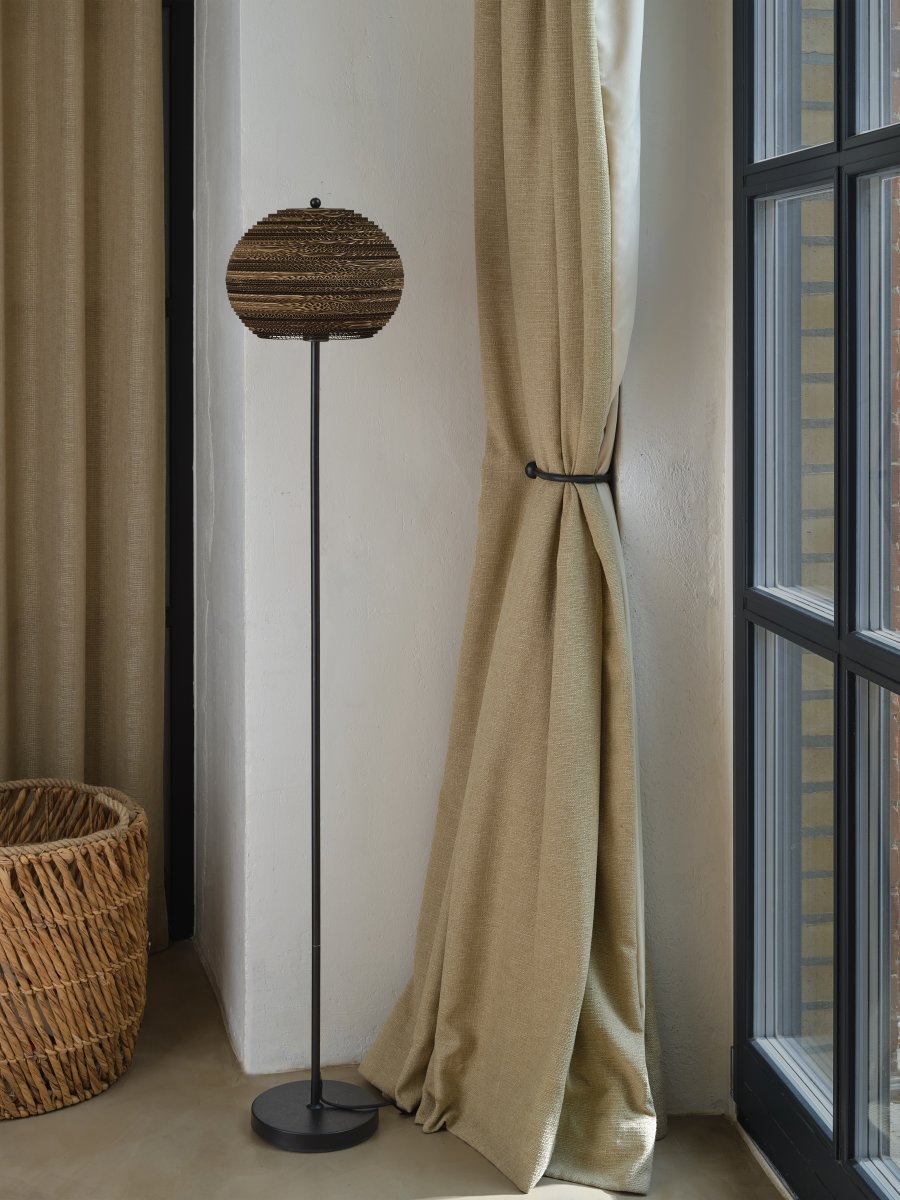 Cardboard Ball Ruskea lattiavalaisin valmistajalta Ledvance - Useista pahvikerroksista valmistettu n&auml;ytt&ouml; luo valaistuna huoneeseen kauniin valon leikin ja luo l&auml;mpim&auml;n ja luonnollisen tunnelman.