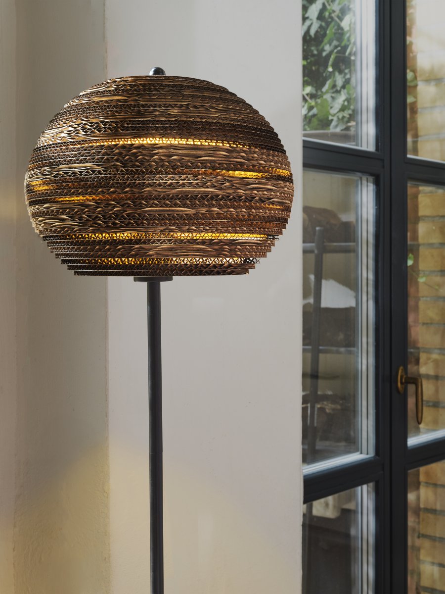 Cardboard Ball Ruskea lattiavalaisin valmistajalta Ledvance - Useista pahvikerroksista valmistettu n&auml;ytt&ouml; luo valaistuna huoneeseen kauniin valon leikin ja luo l&auml;mpim&auml;n ja luonnollisen tunnelman.