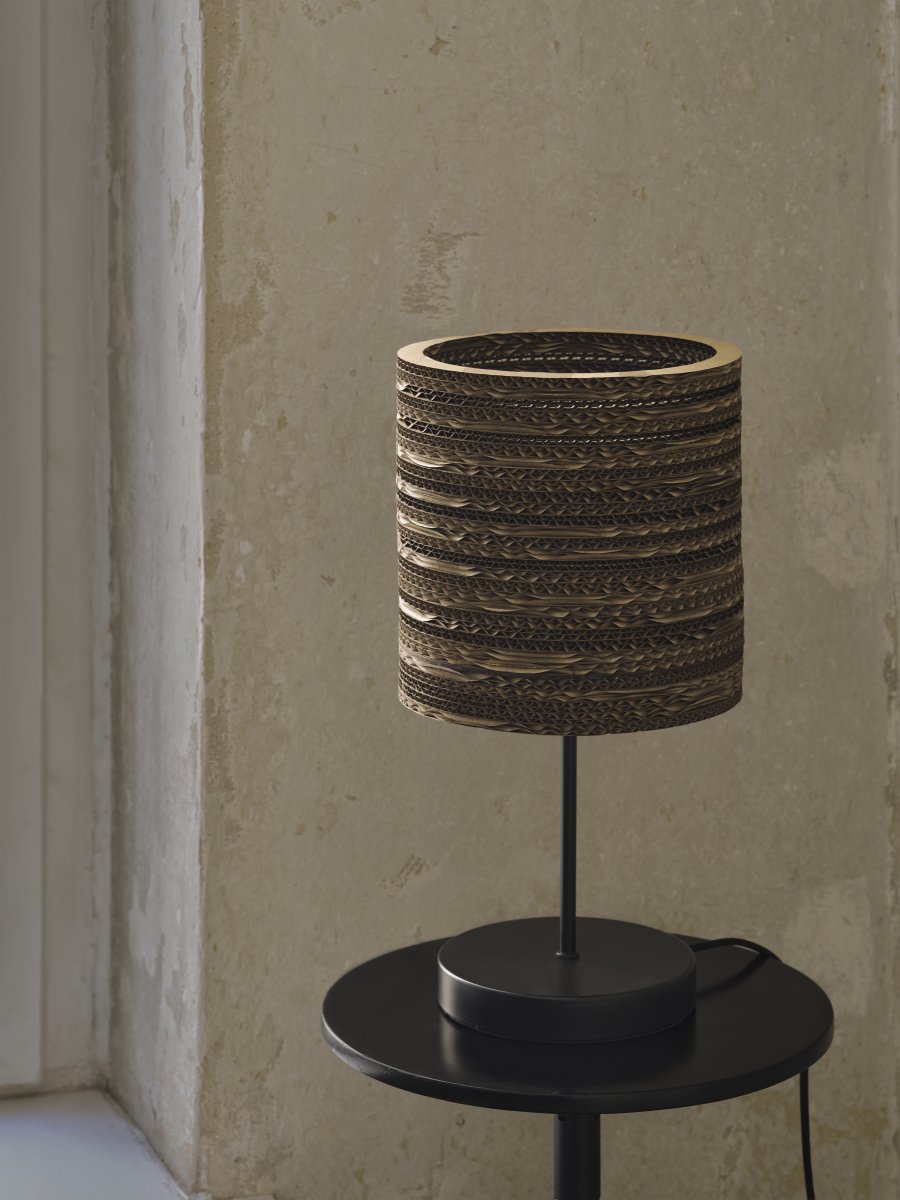 Cardboard Cylinder 38cm Ruskea pöytävalaisin valmistajalta Ledvance - Useista pahvikerroksista valmistettu n&auml;ytt&ouml; luo valaistuna huoneeseen kauniin valon leikin ja luo l&auml;mpim&auml;n ja luonnollisen tunnelman.