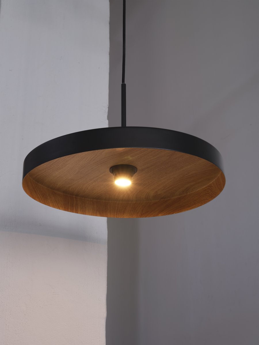 Plate Wood Ø40 Musta kattovalaisin valmistajalta Osram - Plate on moderni kattoriipus, jossa on maalaismainen muotoilu.