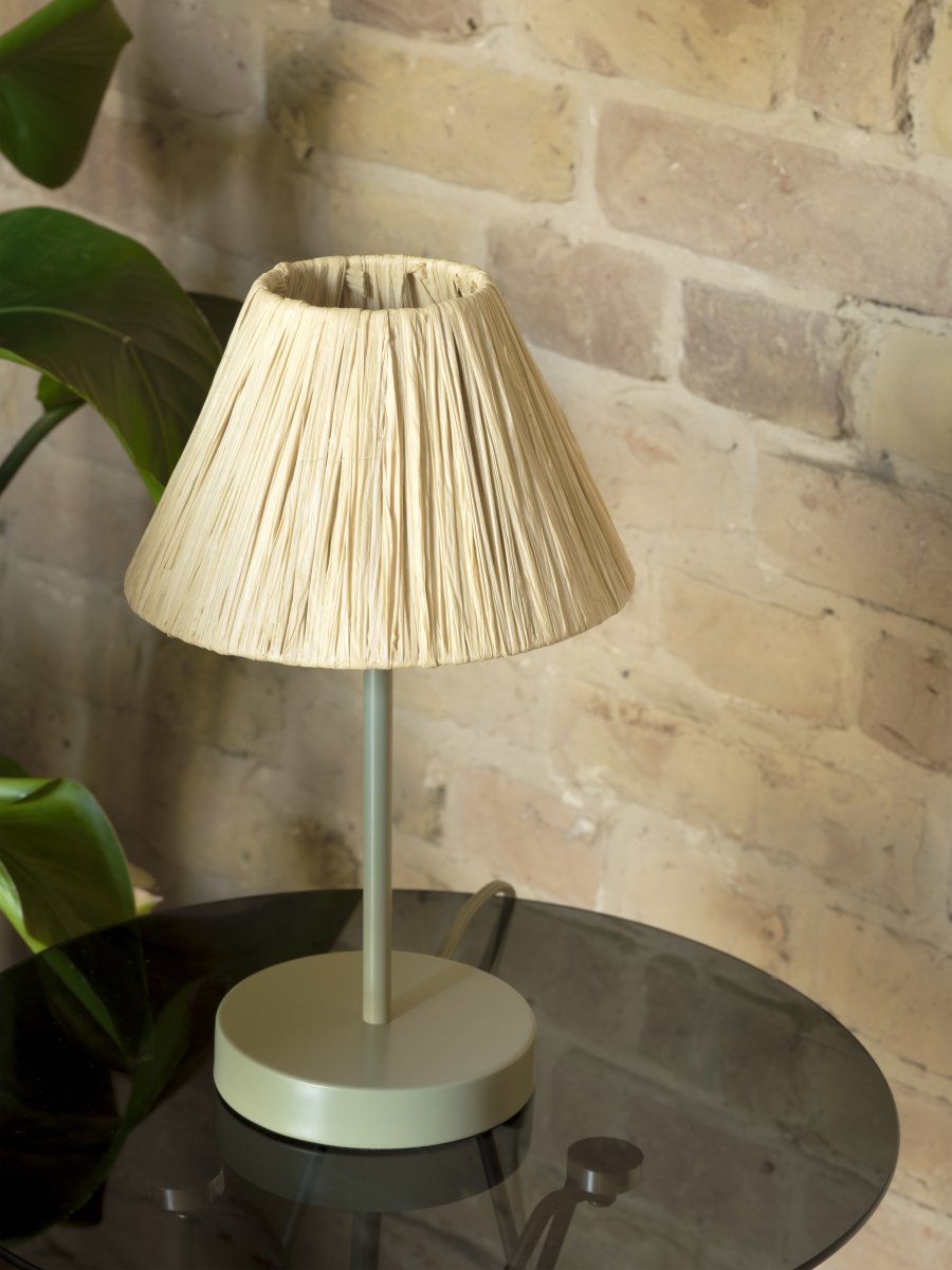 Raffia 33cm Luonto pöytävalaisin valmistajalta Ledvance - Raffiapalmuista valmistettu näyttö yhdistettynä vihreään metalliin luo lämpimän ja luonnollisen tunnelman huoneeseen.