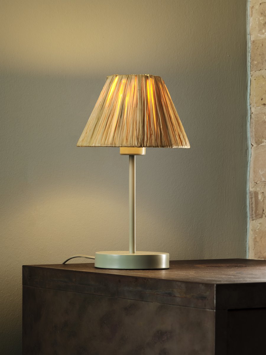 Raffia 33cm Luonto pöytävalaisin valmistajalta Ledvance - Raffiapalmuista valmistettu näyttö yhdistettynä vihreään metalliin luo lämpimän ja luonnollisen tunnelman huoneeseen.