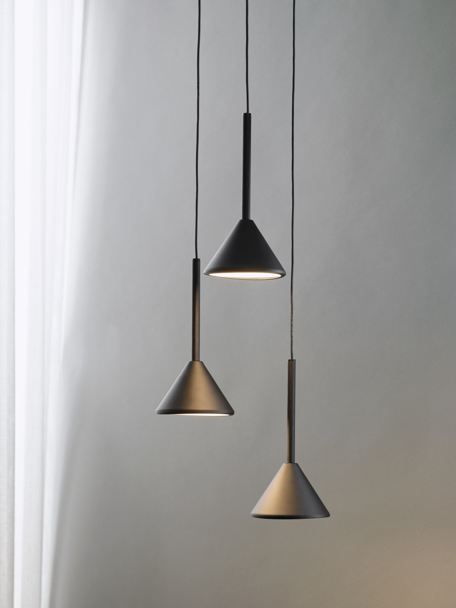 Fuji Ø30 Musta kattovalaisin valmistajalta Ledvance - De konformade sk&auml;rmarna ger ett bl&auml;ndfritt ljus ner&aring;t p&aring; 990lm och 3000K varmvitt ljus.