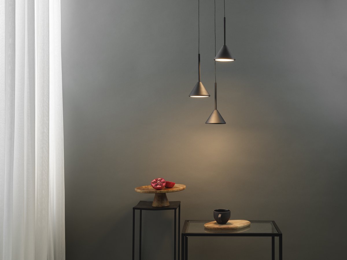 Fuji Ø30 Musta kattovalaisin valmistajalta Ledvance - De konformade sk&auml;rmarna ger ett bl&auml;ndfritt ljus ner&aring;t p&aring; 990lm och 3000K varmvitt ljus.