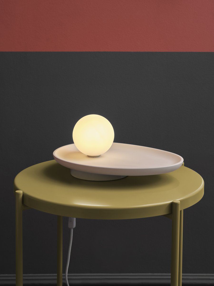 Plaster Nest 14cm Valkoinen pöytävalaisin valmistajalta Ledvance - Glaskupan i opal som omfamnar ljusk&auml;llan skapar ett fint och bl&auml;ndfritt ljus i rummet.