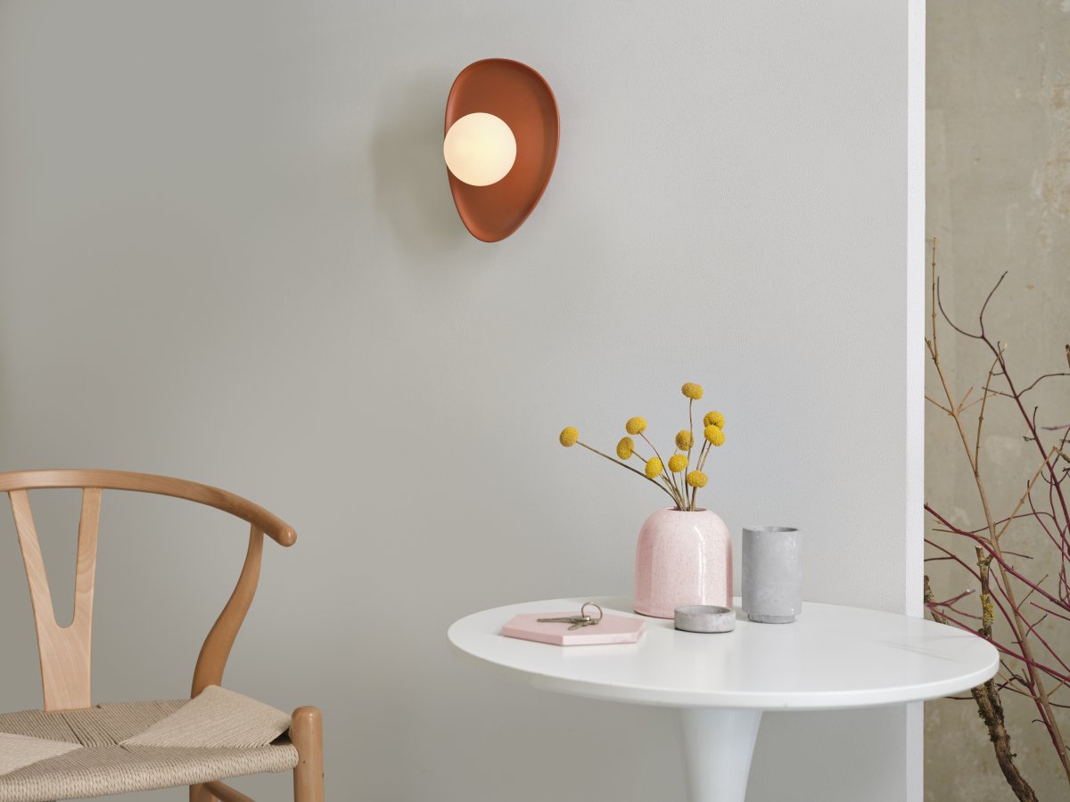 Clay Nest 26cm Ruskea seinävalaisin valmistajalta Ledvance - Glaskupan i opal som omfamnar ljusk&auml;llan skapar ett fint och bl&auml;ndfritt ljus i rummet.