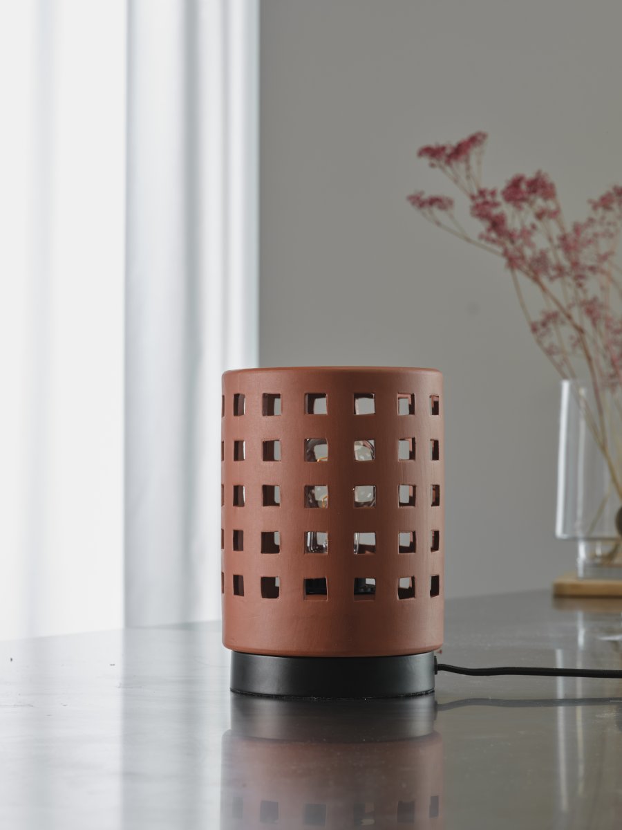 Clay Windows 15cm Ruskea pöytävalaisin valmistajalta Ledvance - Placera f&ouml;rslagsvis i vardagsrummet som st&auml;mningsbelysning eller i sovrummet som s&auml;nglampa.