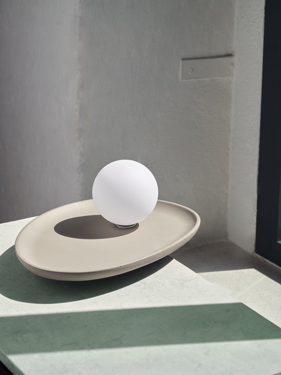 Concrete Nest 14cm Harmaa pöytävalaisin valmistajalta Ledvance - Glaskupan i opal som omfamnar ljusk&auml;llan skapar ett fint och bl&auml;ndfritt ljus i rummet.