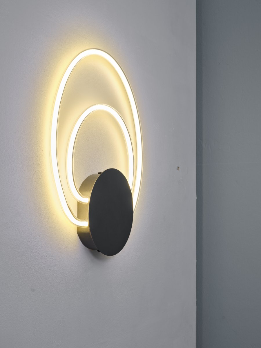 Helios 40cm Musta seinävalaisin valmistajalta Ledvance - Lampan har tv&aring; olika belysningspunkter med integrerad LED, ett indirekt ljus bakom v&auml;ggplattan och cirkelarna.