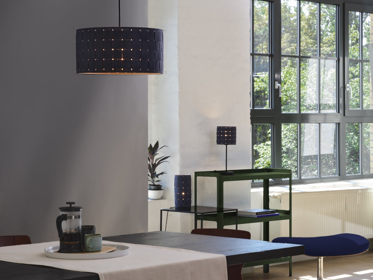 Felt Weaving Ø48 Tumman harmaa kattovalaisin valmistajalta Ledvance - Dekorativ pendel med sk&auml;rm gjord av fl&auml;tad filt vilket ger en fin och varm ljusspridning i rummet.