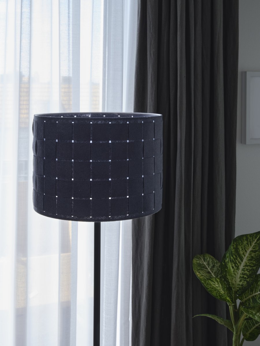 Felt Weaving Tumman harmaa lattiavalaisin valmistajalta Ledvance - Dekorativ golvlampa med sk&auml;rm gjord av fl&auml;tad filt vilket ger en fin och varm ljusspridning i rummet.