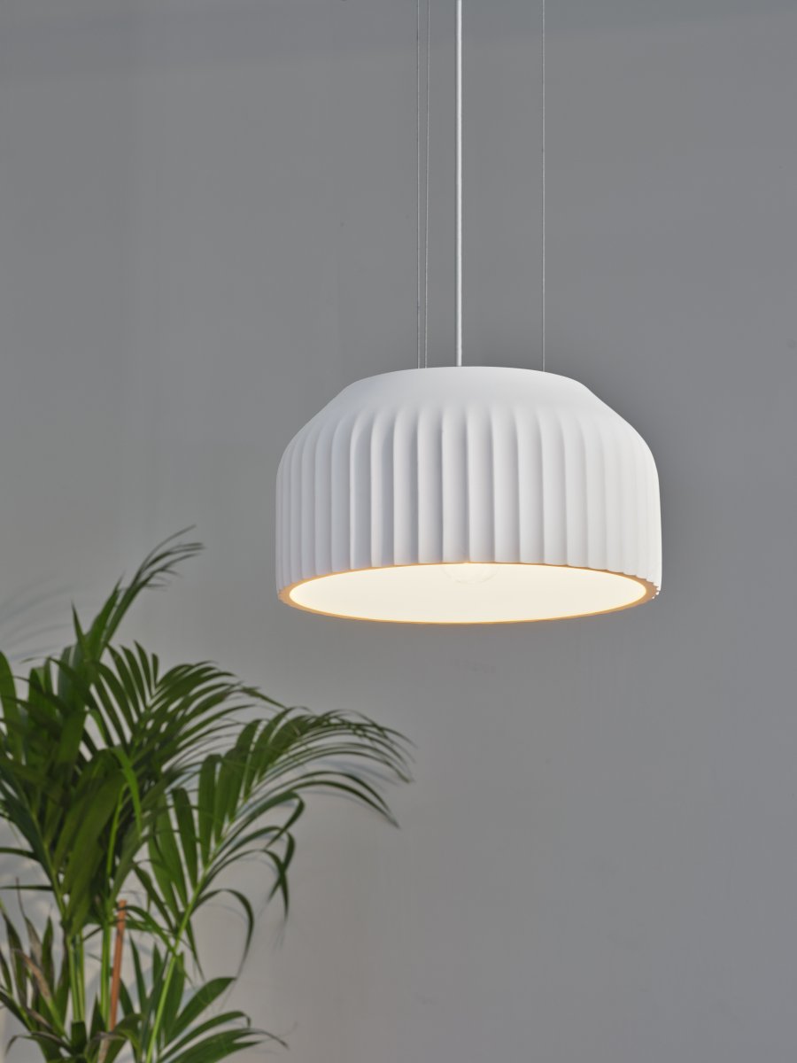 Plaster Routes Ø30 Valkoinen kattovalaisin valmistajalta Ledvance - Plaster Routes &auml;r en modern pendel gjord av gips.